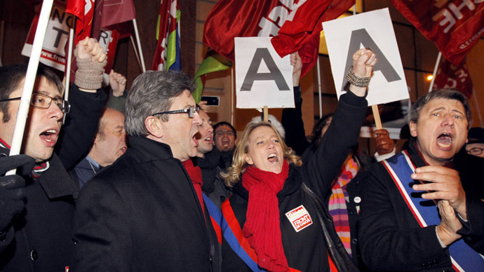 French president of the Parti de Gauche and Left Front (Front de Gauche) candidate for 2012 French presidential election Jean-Luc Mélenchon (2ndL) shouts during a demonstration on January 15, 2012 in front of the Standard & Poor's Paris headquarters to protest against France credit rating downgrade and the financial markets. (AFP Photo) © AFP